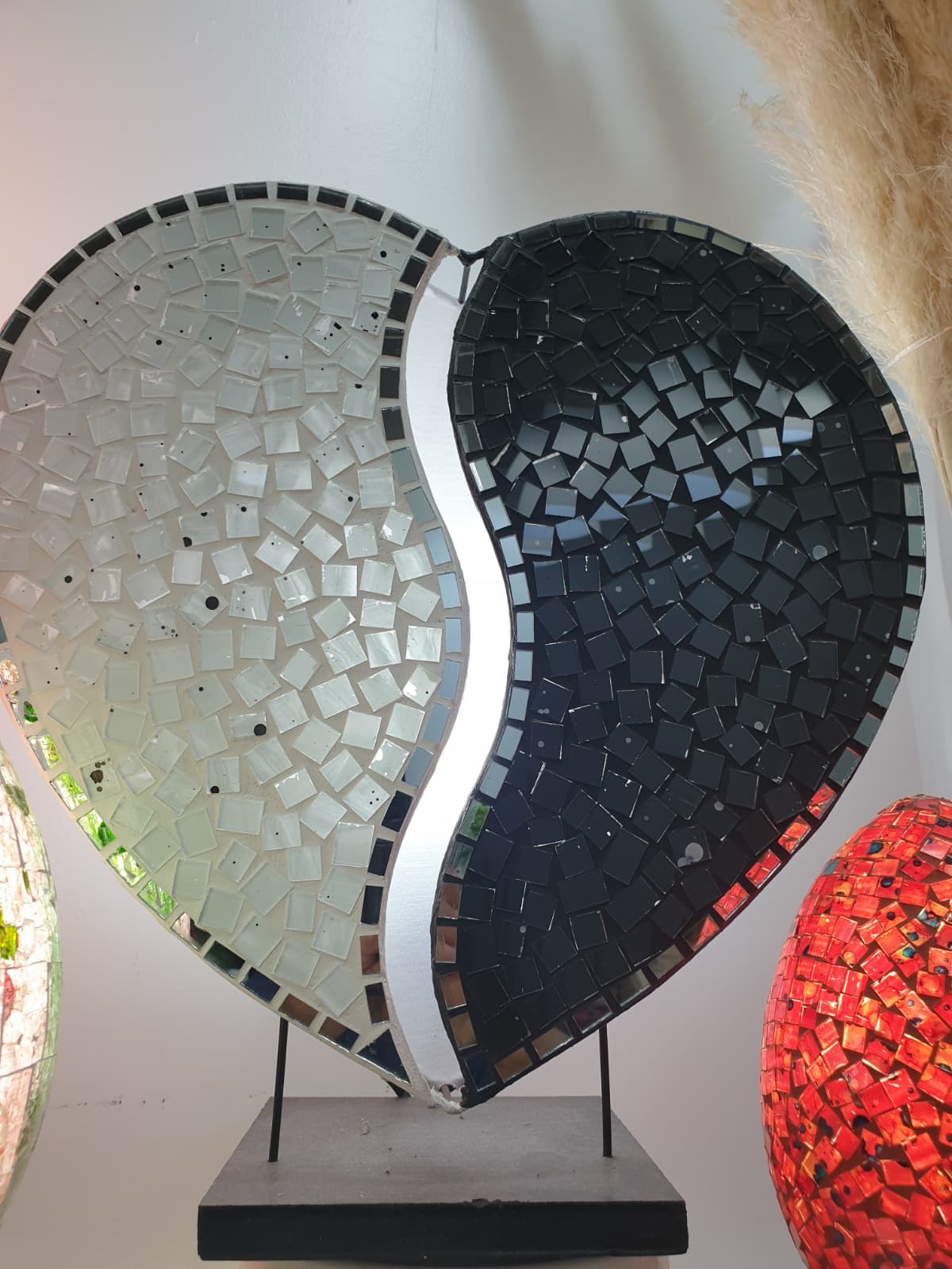 Zwart-witte hartvormige lamp